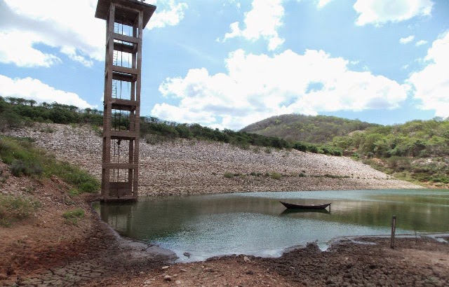 Açude de Boqueirão seco, somente com uma poça de água e lama rachada