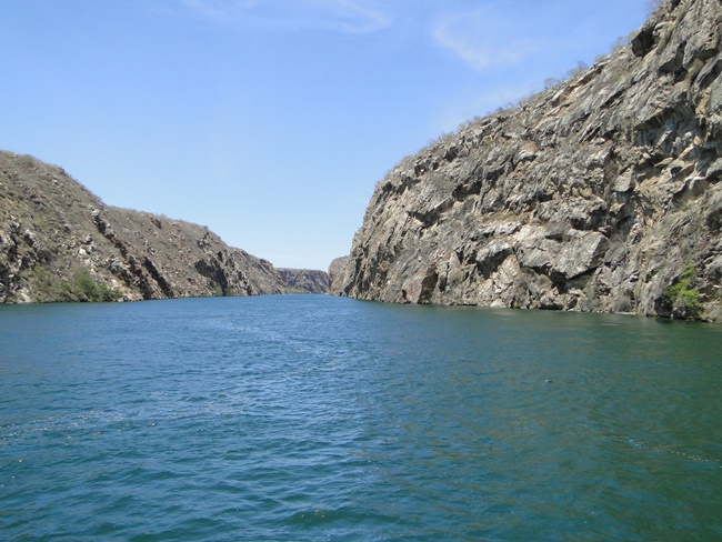 Rio São Francisco, água azul e paredes de pedra