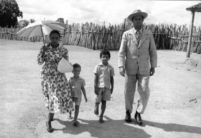 Casal de vidas secas, de Graciliano Ramos, caminham com seus filhos