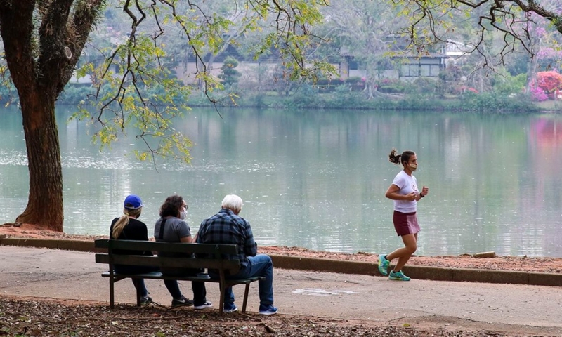 Calor em São Paulo leva população ao parque Ibirapuera. 