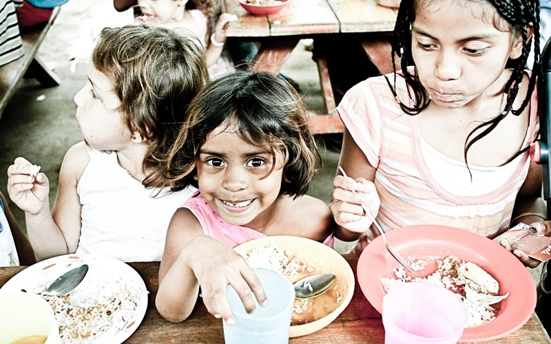 Merenda escolar: única refeição completa para muitas crianças brasileiras.
