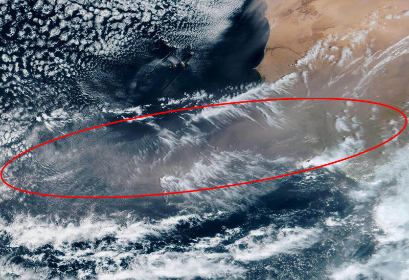 Tempestade de poeira vinda da África, no oceano Atlântico. Fonte: Lapis.