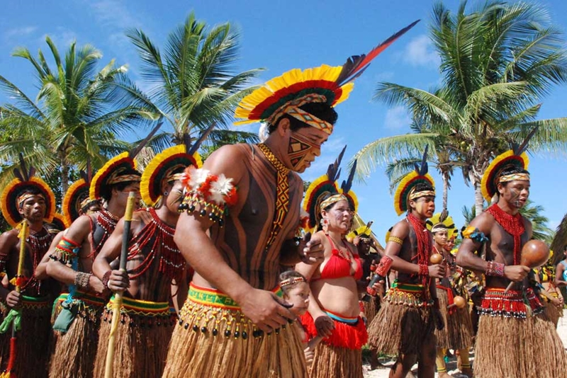 ritual indígena, em contato com o meio ambiente natural