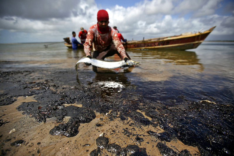 Pesca é afetada por manchas de óleo nas praias