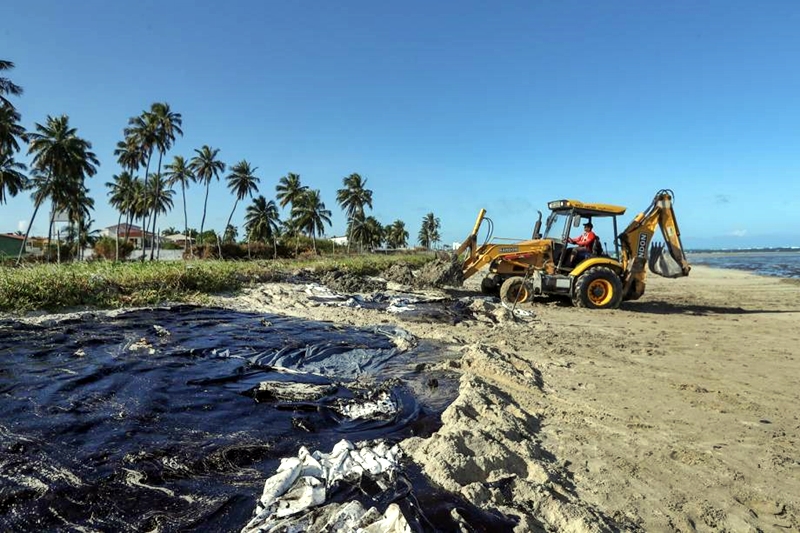 Em Maragogi, máquinas retiram petróleo das praias.