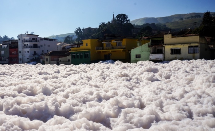 Rio Tietê coberto por grande quantidade de espuma e poluição