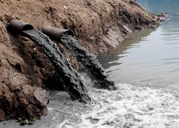 Poluição nos rios com esgotos sendo lançados sobre os rios