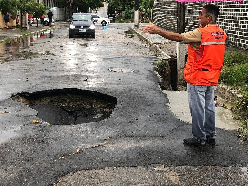 Erosão na BR-101 não tem relação com colapso em Maceió