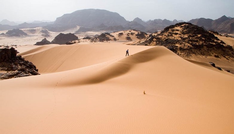 Qual é a profundidade da areia no Saara? O que há por baixo? É uma  transição suave ou é como areia pura despejada diretamente sobre uma  superfície previamente plana? - Quora