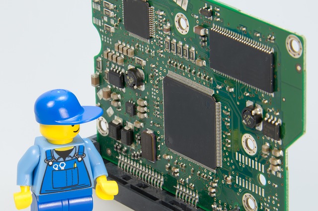 Uma placa de computador e um boneco, para reciclagem sustentável de equipamentos eletrônicos