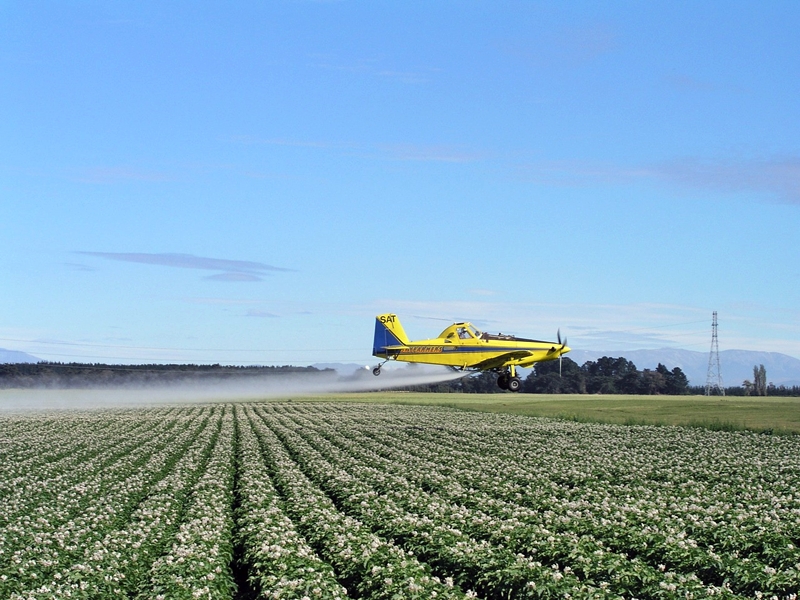 Pulverização aérea com agrotóxicos.