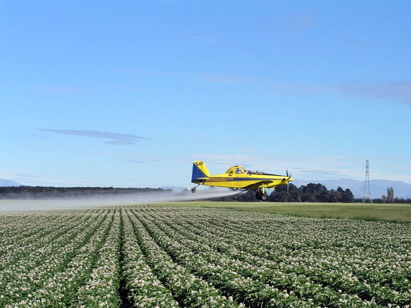 Pulverização aérea com agrotóxicos.