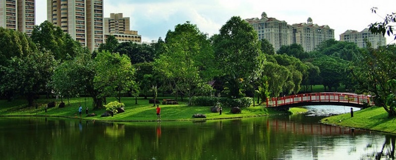 Parque para população com lago de água reciclada