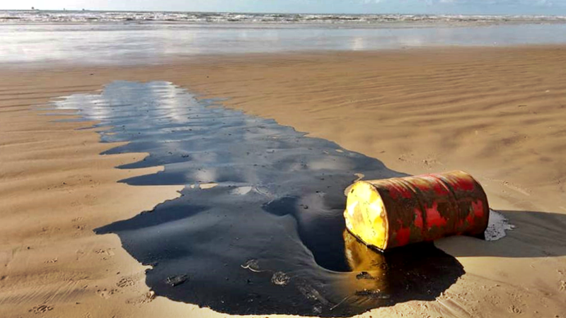 tambores da shell com óleo derramado